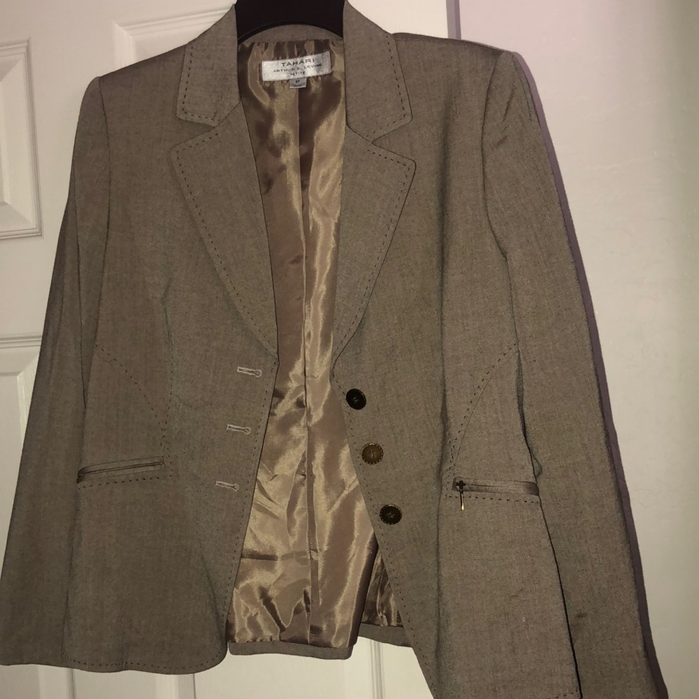 Tahari size 8P fully lined suit jacket.